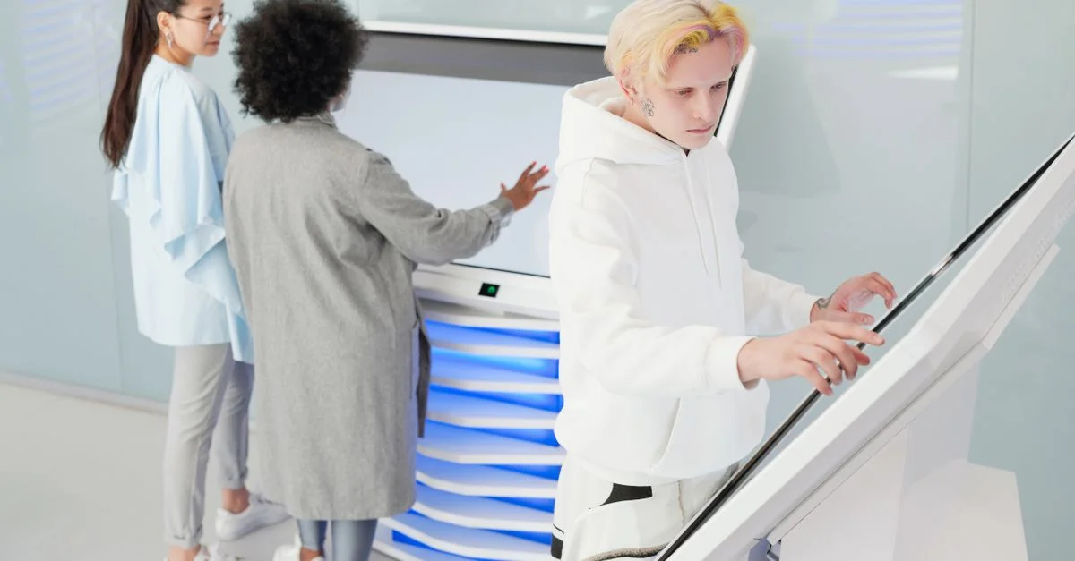 Groupe divers interagissant avec de grands écrans tactiles futuristes dans un environnement technologique moderne.